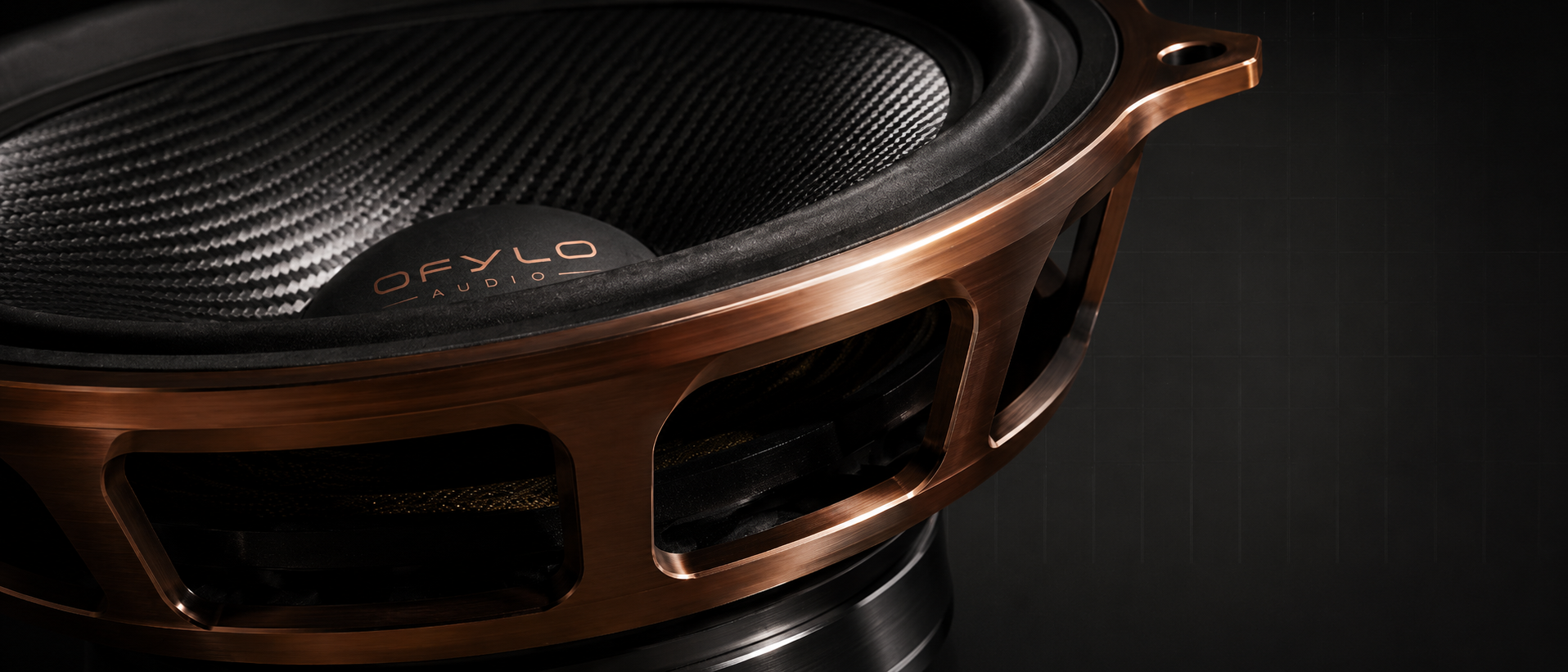 Macro de um driver OFYLO: cesta usinada em cobre-bronze, cone matte sobre fundo grafite.